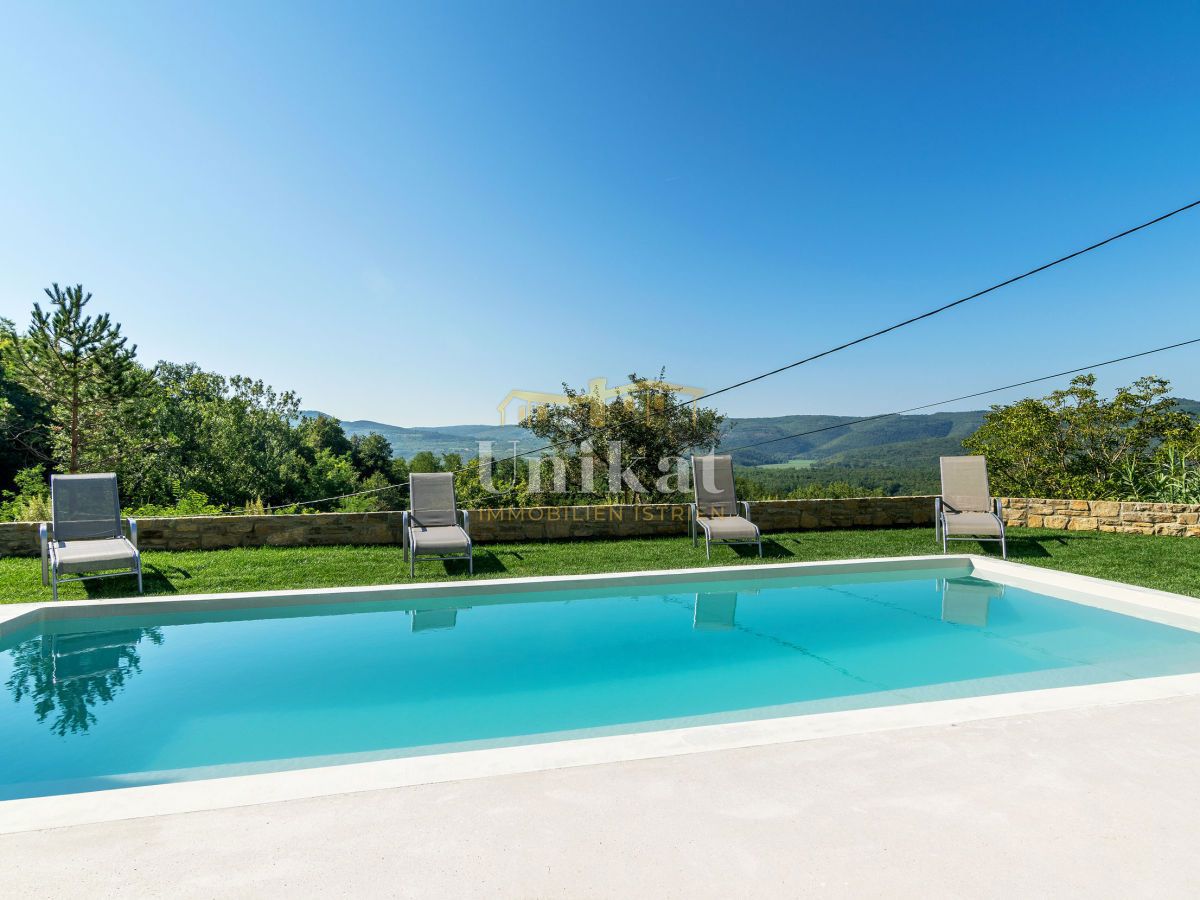 Casa in pietra con vista sulla natura